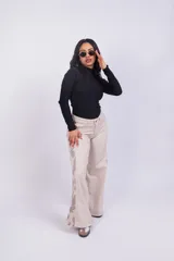 Pantalón wide leg color beige con estampado difuminado a los costados.