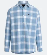 Camisa de franela celeste con estampado de cuadros blancos, corte regular, cuello camisero, mangas largas, abotonada frontal, bolsillo en el pecho y logo de la marca en etiqueta sobre el bolsillo.