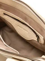 Cartera tipo shopper color beige, con doble asa corta y correa larga extraíble. Tiene un bolsillo frontal con cierre y un bolsillo interno.