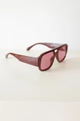 Lentes de sol con marco rectangular color borgoña y lentes rosas con protección UV400.