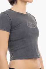 Remera corta gris con logo ovalado estampado en el centro.