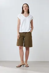 Remera color durazno con escote en V y detalle de vainillas en los laterales. De manga corta y corte recto.