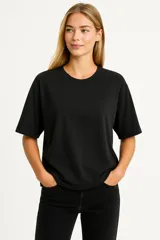 Remera negra de algodón, manga 3/4, cuello a la base y corte holgado.