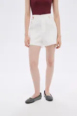 Short blanco de poliéster de tiro alto con bolsillos laterales.