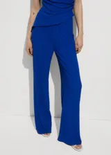 Pantalón de vestir azul eléctrico, de corte recto y tejido con textura. Presenta cintura elástica.