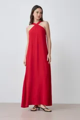 Maxi vestido rojo con escote halter.