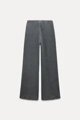Pantalón negro de pierna ancha confeccionado en tejido de punto canalé con algodón. Tiene tiro medio y cintura con elástico interior.