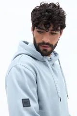 Canguro de algodón y poliéster en color negro, con capucha ajustable y puños elásticos. Presenta un diseño gráfico tipográfico en la espalda con las palabras 'Balance' y 'Landscape' en color gris claro.