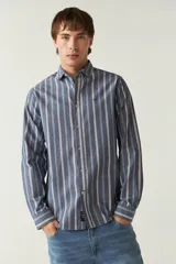 Camisa de manga larga a cuadros rojos y negros, de corte slim fit, con cuello abotonado y logo bordado en el pecho. Confeccionada en algodón.