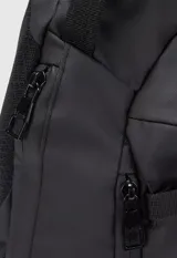Bolso tipo bandolera color negro, con correa ajustable y cierres impermeables. Tiene un compartimento principal con cierre, dos compartimentos internos y un bolsillo interno con cierre para el celular.