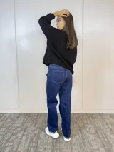 Sweater negro de punto grueso con cuello redondo y mangas largas.