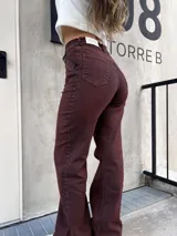 Pantalón de denim elastizado color borgoña, de corte ajustado.