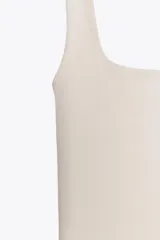 Camiseta marrón de tirantes anchos con escote cuadrado y corte cropped.