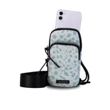 Bandolera porta celular color azul con efecto denim, con dos compartimentos con cierre y correa regulable de elástico.
