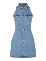 Vestido corto de denim azul claro, sin mangas, con cuello halter, cierre frontal con botones y bolsillos delanteros funcionales.