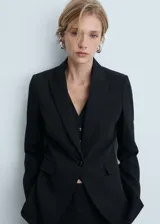 Blazer azul marino con cuello de pico y solapa, hombros estructurados, diseño entallado y dos bolsillos de ribete en la parte delantera.