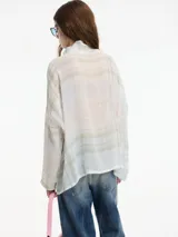 Camisa estampada a cuadros multicolor con botones en la parte delantera y cuello camisero.