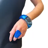 Anillo azul de resina con forma geométrica. Hecho artesanalmente en Italia, con base de acero dorado y tamaño regulable.