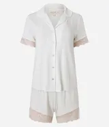 Conjunto de pijama femenino confeccionado en malla de viscosa y elastano, modelo short doll americano, compuesto por una camisa abotonada con solapa y un short con cintura elástica. Presenta un estampado de lunares y detalles de encaje en las mangas y el ruedo del short.