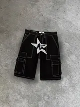 Bermuda de jean negro con costuras blancas contrastantes y múltiples bolsillos cargo.