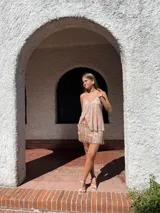 Top de fiesta color rosado con lentejuelas, breteles finos con brillo y espalda baja.