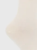 Calcetín de largo medio color crema, con puño suave (Comfort Cuff) y logo bordado de Hush Puppies en la parte superior.