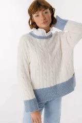Sweater de punto trenzado color crudo con cuello redondo y terminaciones en azul.