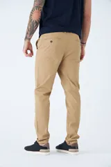 Pantalón chino de gabardina color beige, de corte regular, con cierre frontal y bolsillos laterales y traseros.