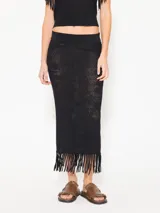Pollera negra tejida con puntos calados, corte al cuerpo y largo midi.
