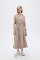 Vestido midi color beige de lino, sin mangas, con escote en V, bolsillos laterales y cordón ajustable en la cintura.