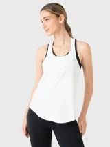 Musculosa deportiva negra de calce regular, cuello redondo y sisas amplias.