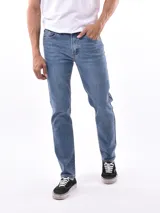 Pantalón de jean azul claro, corte recto, con bolsillos delanteros y traseros.