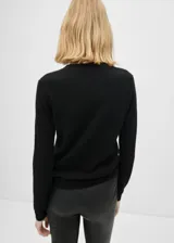 Sweater lila de cashmere con cuello redondo y mangas largas.