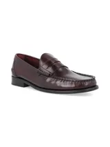 Zapato mocasín de cuero negro con detalle de antifaz y suela plana.
