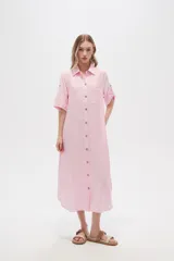 Vestido camisero midi negro de corte holgado, con cuello camisero, mangas cortas con trabillas, cierre frontal con botones, bolsillo en el pecho y bolsillos laterales.