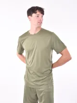 Remera verde militar de poliéster con cuello redondo y mangas cortas. Ideal para actividades deportivas.