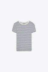 Camiseta de viscosa a rayas horizontales azul marino y blanco, de corte slim fit, cuello redondo y manga corta.