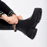 Botas cortas color marrón de cuero vacuno con suela track negra de goma. Presentan cierre lateral con cremallera YKK y puntera cuadrada.