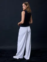 Pantalón largo de lino color blanco, de corte ancho, con pretina elastizada y lazo de ajuste.