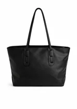 Cartera tipo tote bag color negro, de ecocuero, con cierre superior y bolsillos internos. Tiene dos asas largas para llevar al hombro.