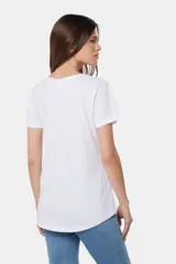 Remera azul de algodón y poliéster, de corte recto, cuello redondo y manga corta.