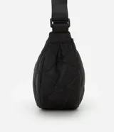 Bandolera negra mediana con textura capitoné y formato de media luna.