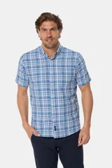 Camisa de manga corta con estampado a cuadros en tonos de azul y blanco.