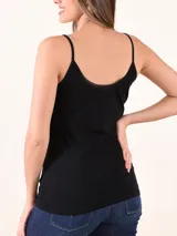 Musculosa blanca de breteles finos y escote en V.