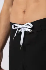 Short de baño azul marino con cordón blanco en la cintura y logo de la marca en la pierna derecha.