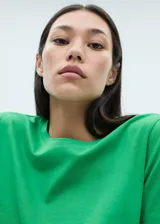 Remera blanca de algodón con cuello redondo y mangas cortas.