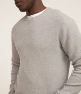 Suéter masculino de manga larga y cuello redondo, color negro, con textura maquinetada y textura dobby.