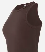 Musculosa básica verde claro de ribana de algodón con textura acanalada y cuello redondo.