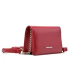 Cartera de vestir negra con correa de cadena plateada.