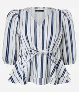 Blusa de sarga a rayas verticales blancas y azules, con cuello en V, mangas cortas abullonadas, lazo en la cintura y volado en el bajo.
